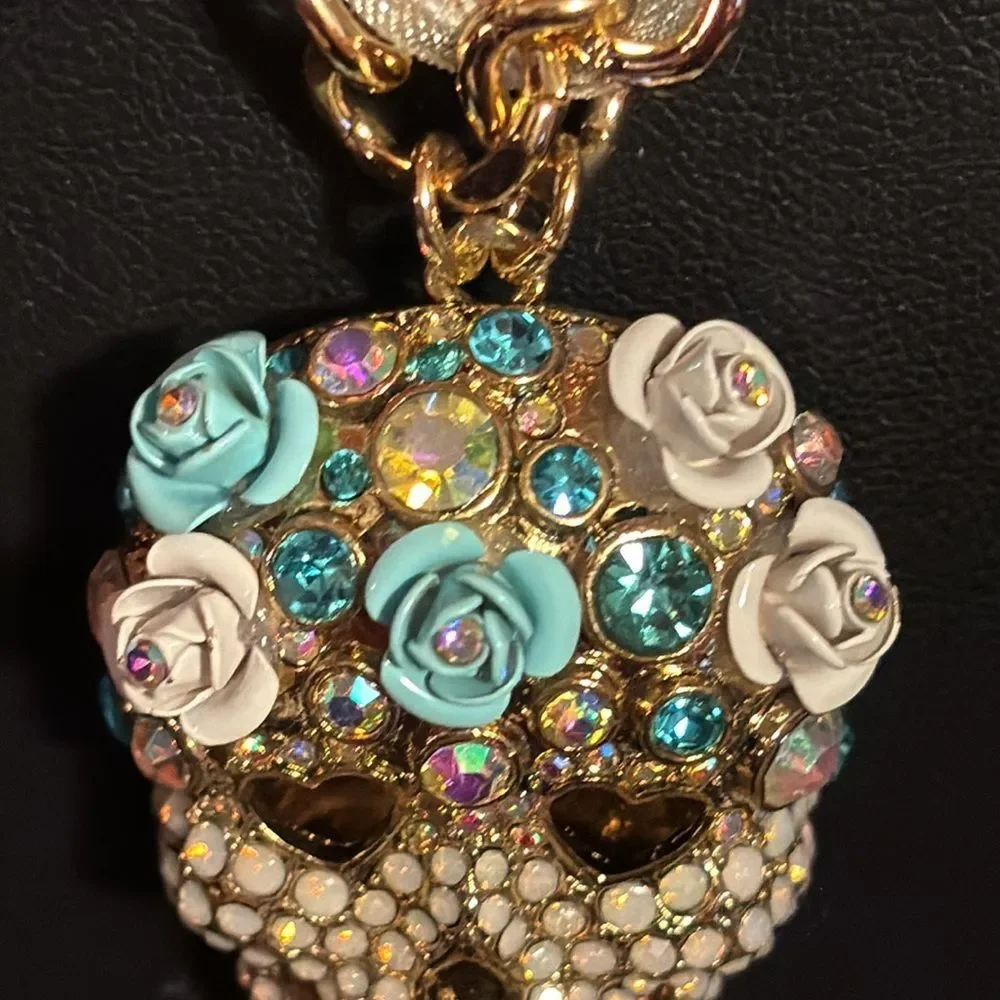 NWT Betsey Johnson white & blue sugar skull necklace.